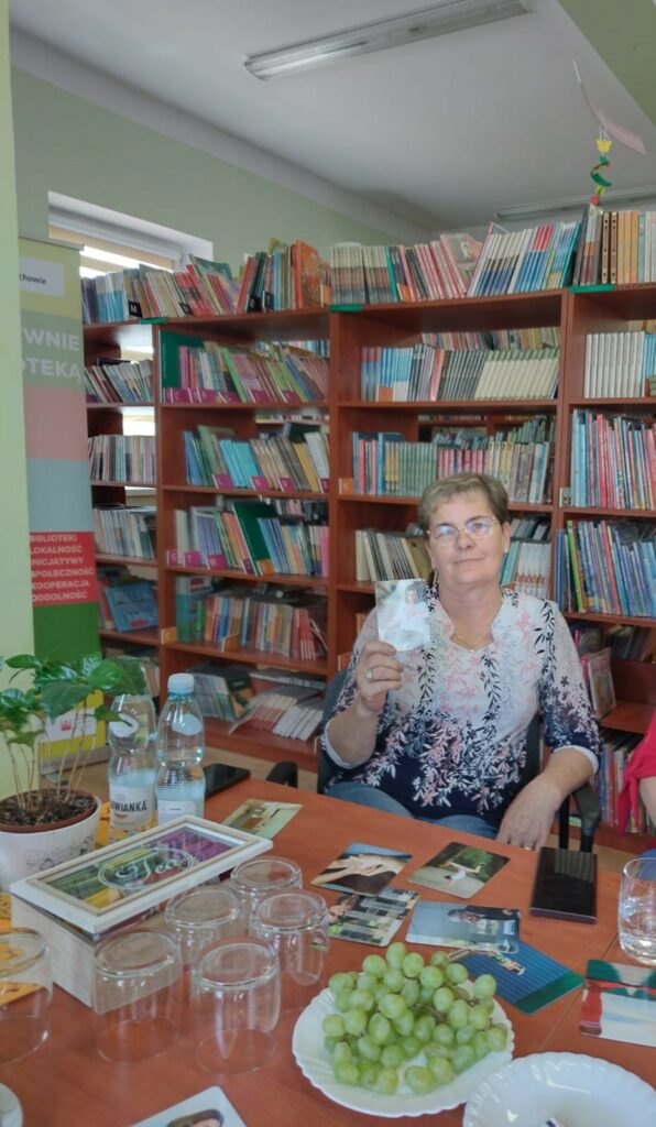 kobieta siedząca przy stole w bibliotece