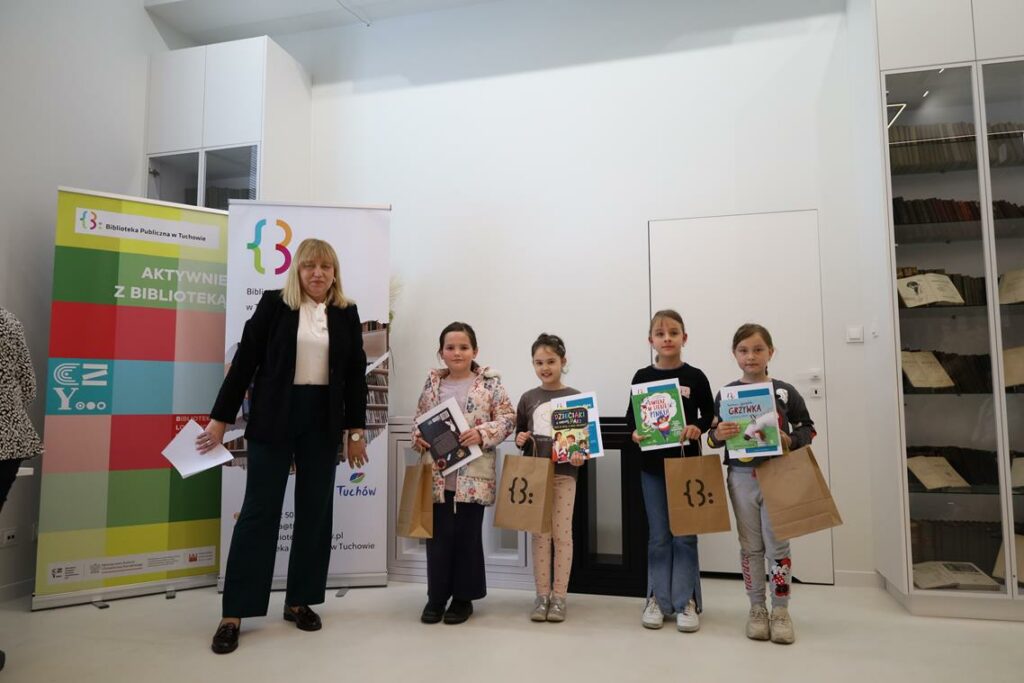 dzieci z nagrodami w bibliotece