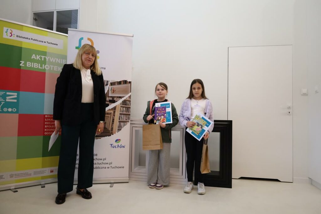 dzieci z nagrodami w bibliotece