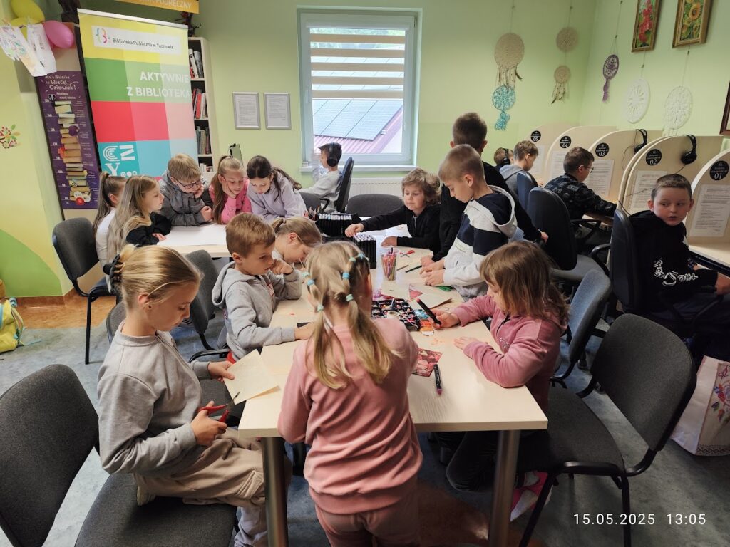 grupa dzieci w bibliotece