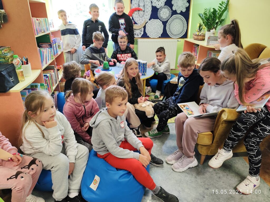 grupa dzieci w bibliotece