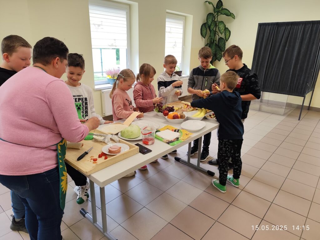 dzieci przygotowują kanapki