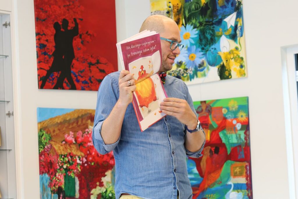 autor z książką