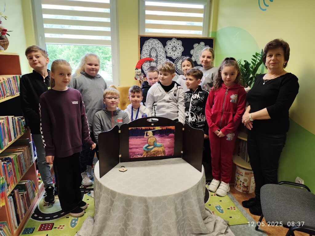 grupa dzieci w bibliotece