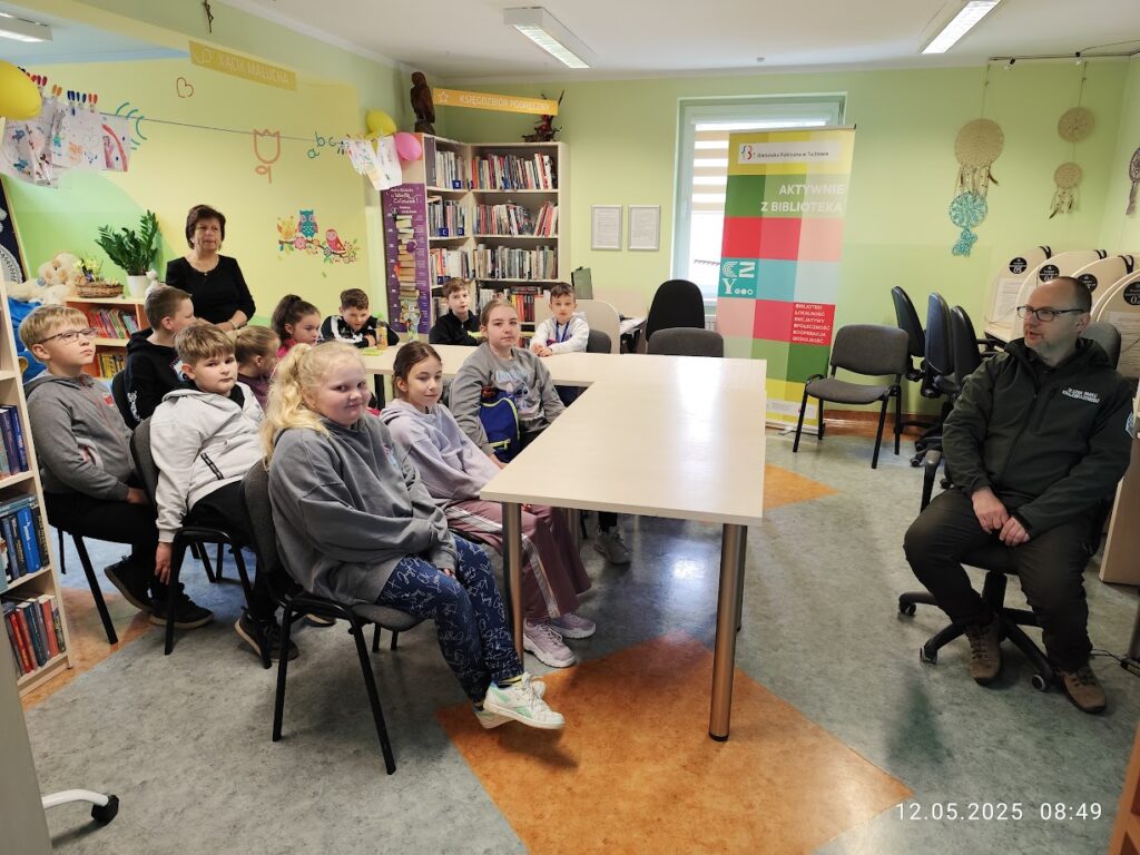 grupa dzieci w bibliotece