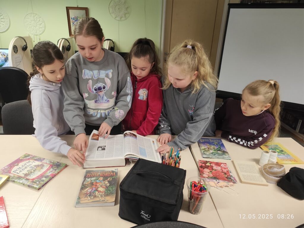 grupa dzieci w bibliotece