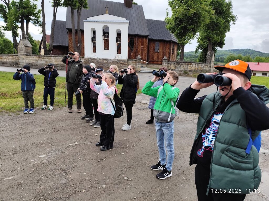 grupa dzieci z lornetkami