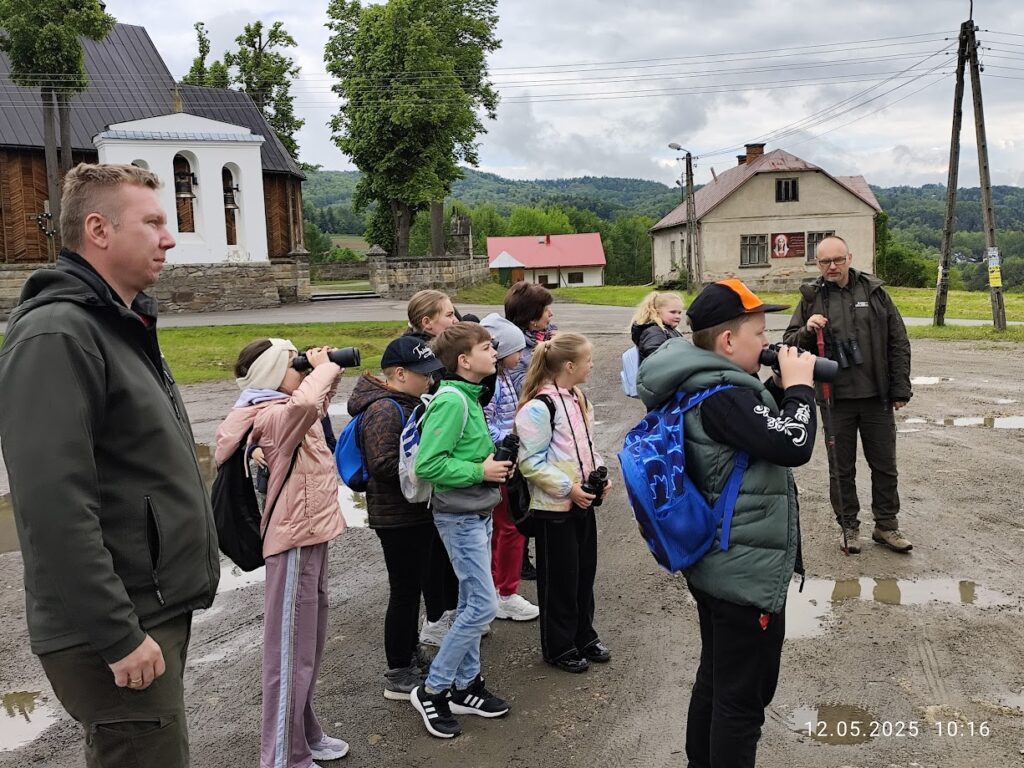 grupa dzieci z lornetkami