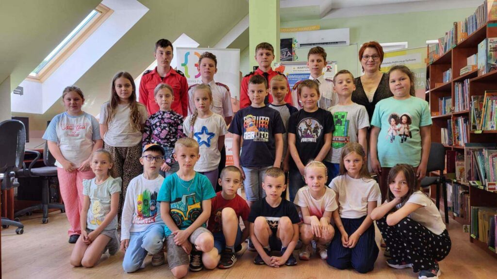 grupa dzieci w bibliotece