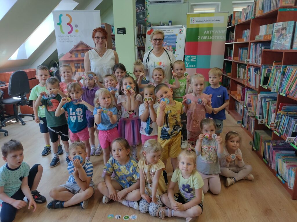 grupa dzieci w bibliotece