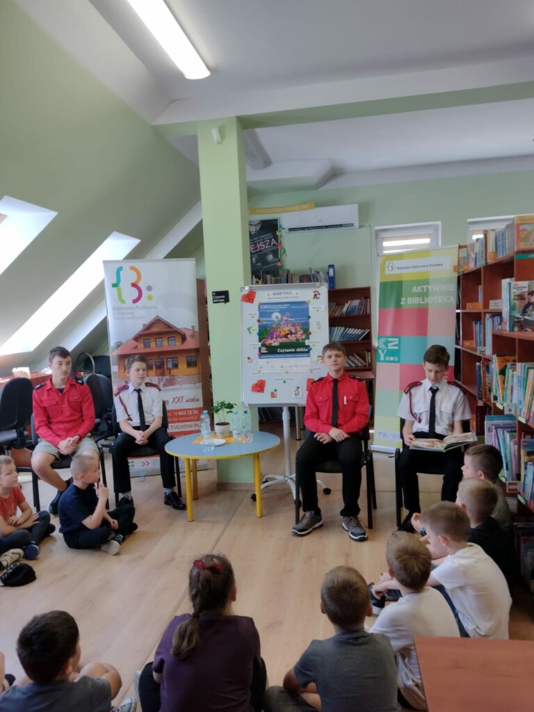 grupa dzieci w bibliotece
