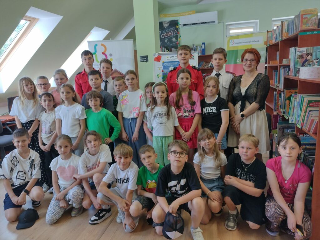 grupa dzieci w bibliotece