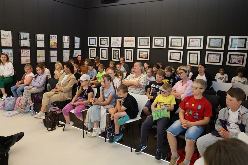 grupa osób w bibliotece
