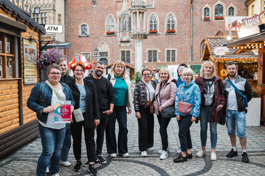 grupa osób na rynku we Wrocławiu