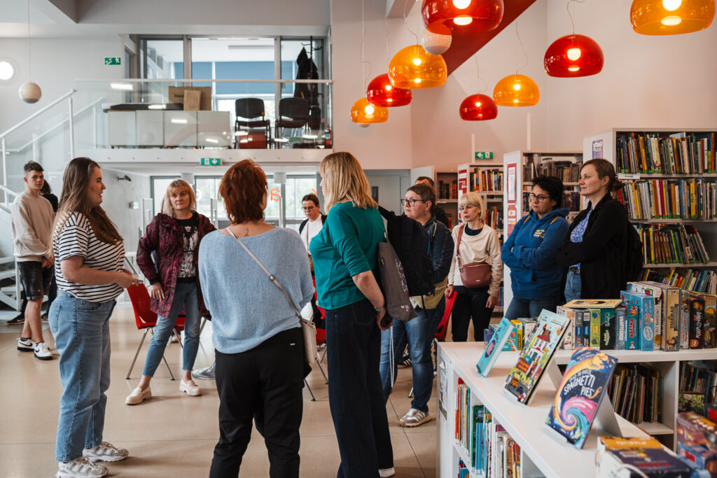 grupa osób w bibliotece