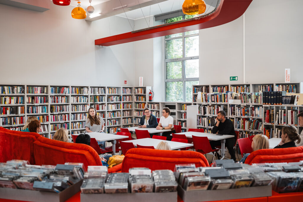 grupa osób w bibliotece