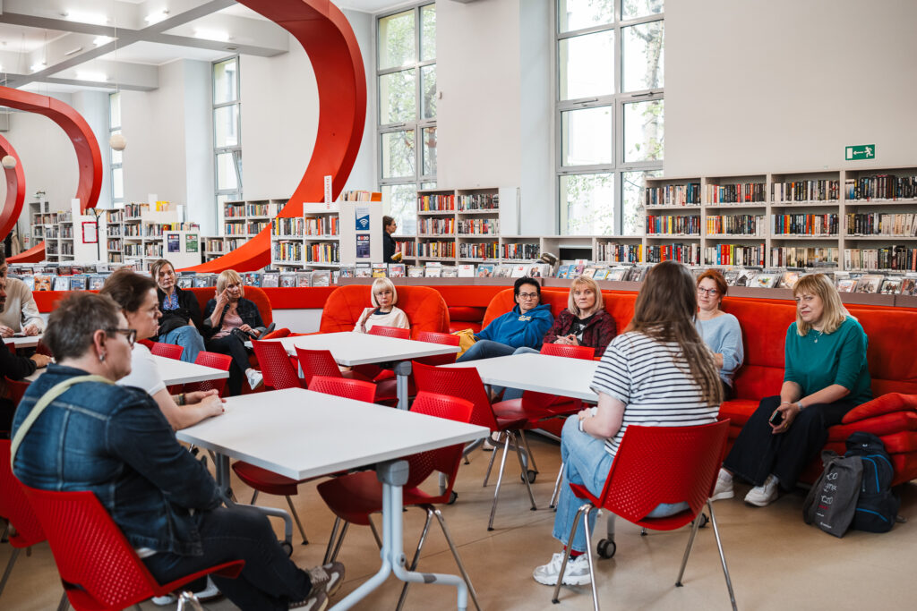 grupa osób w bibliotece