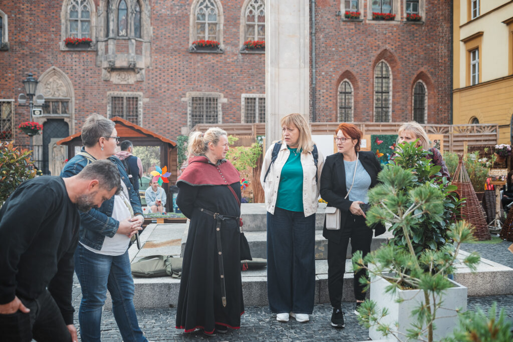 grupa osób na rynku we Wrocławiu