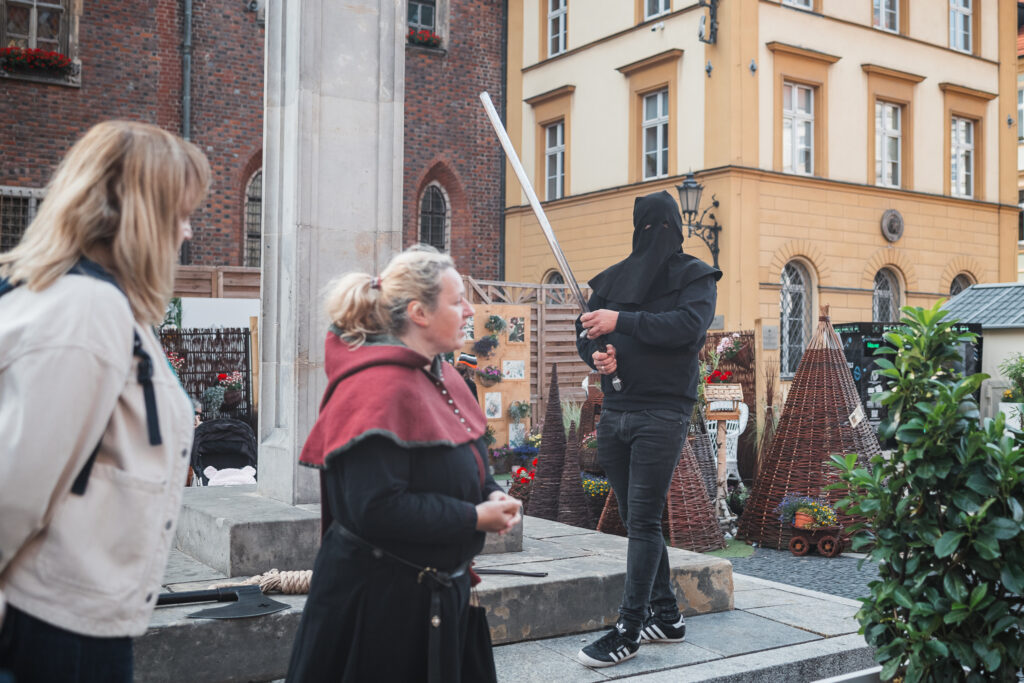 grupa osób na rynku we Wrocławiu