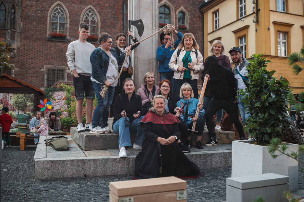 grupa osób na rynku we Wrocławiu