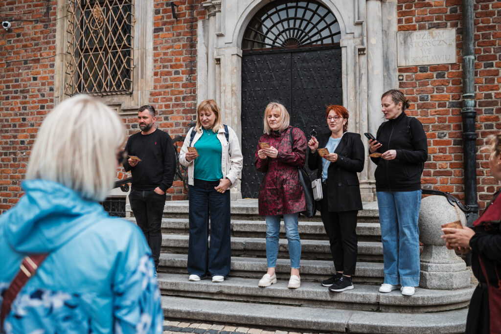 grupa osób na rynku we Wrocławiu