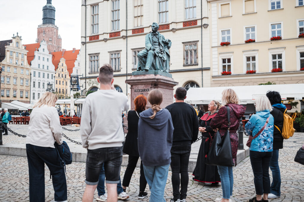 grupa osób na rynku we Wrocławiu