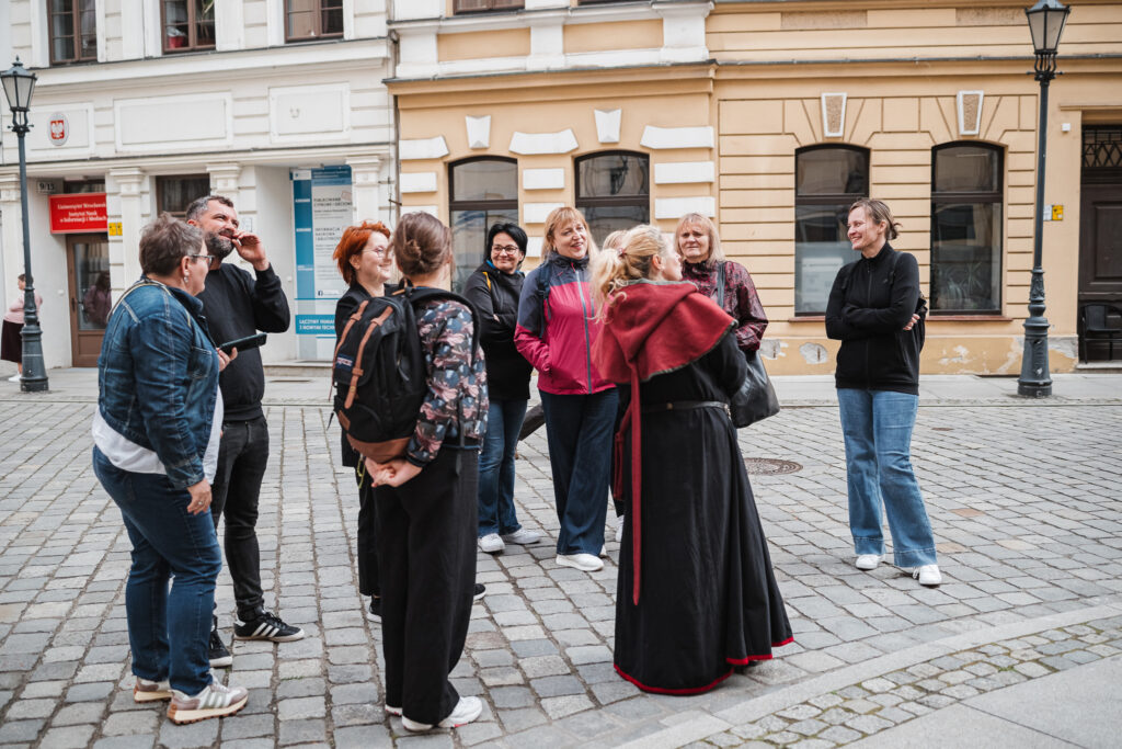 grupa osób na rynku we Wrocławiu