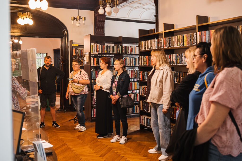 grupa osób w bibliotece