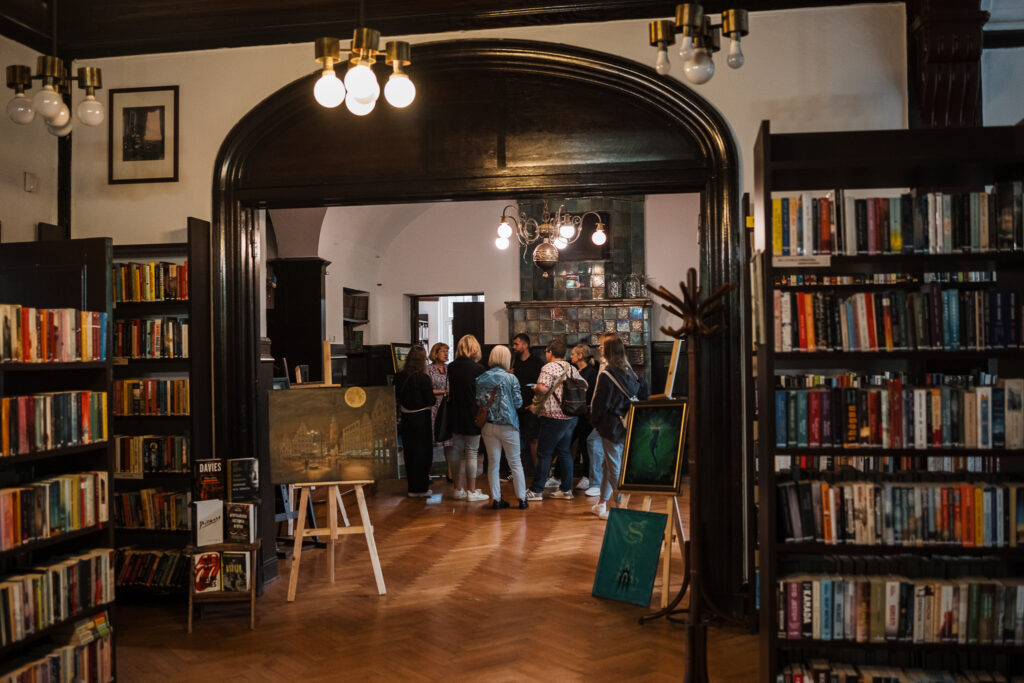 grupa osób w bibliotece