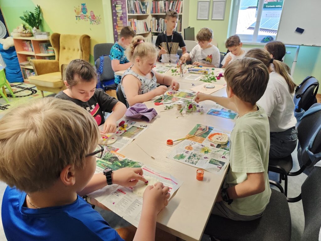 grupa dzieci w bibliotece