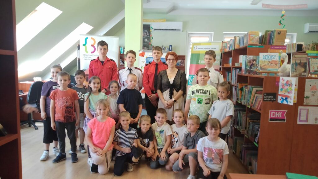 grupa dzieci w bibliotece