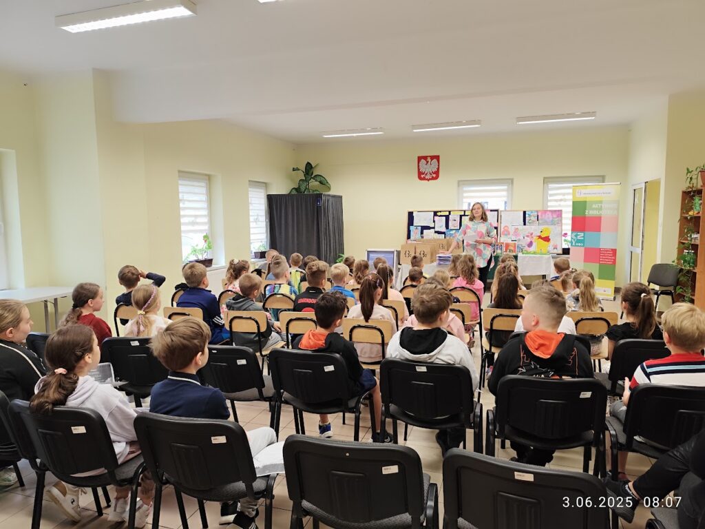 grupa dzieci w bibliotece