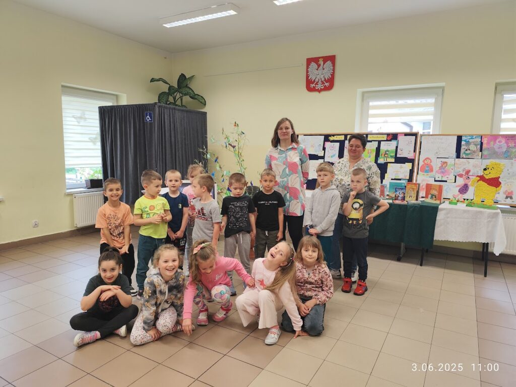 grupa dzieci w bibliotece