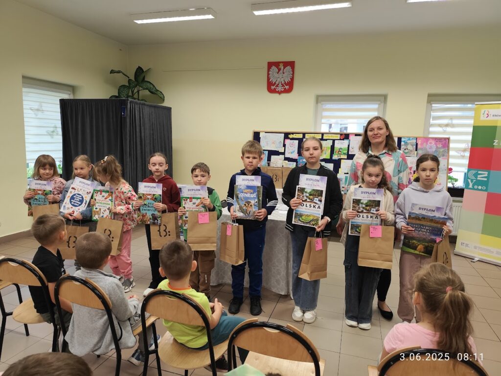 grupa dzieci w bibliotece