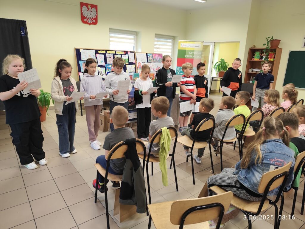 grupa dzieci w bibliotece