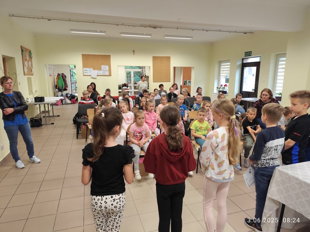 grupa dzieci w bibliotece