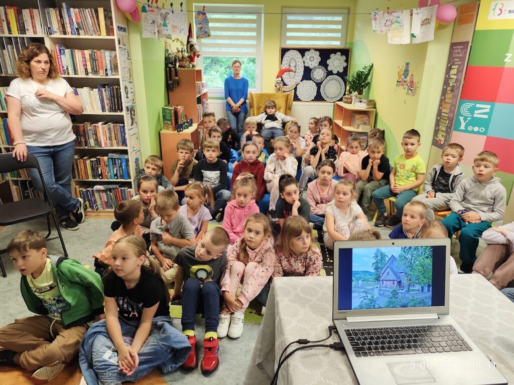 grupa dzieci w bibliotece