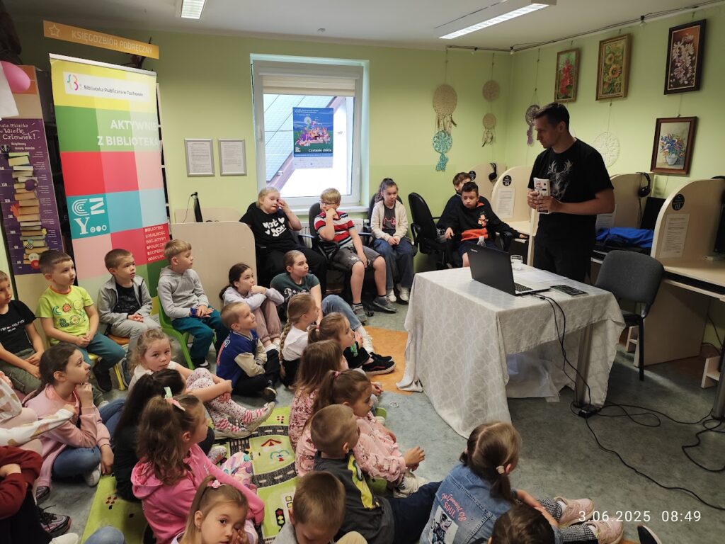 grupa dzieci w bibliotece