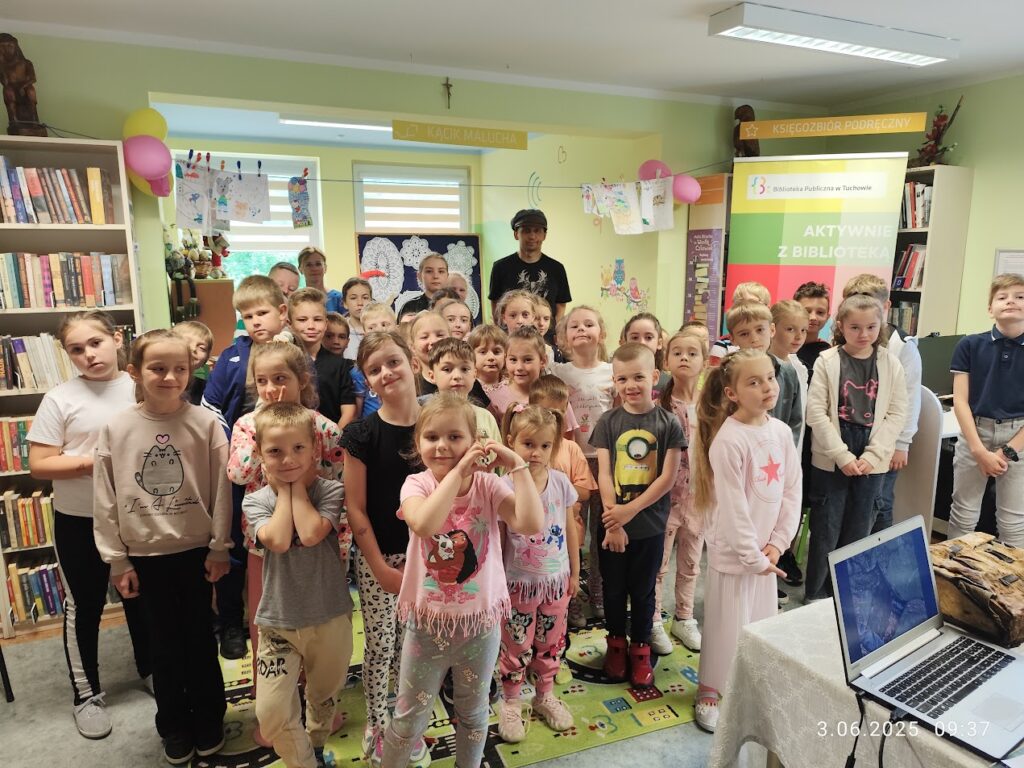 grupa dzieci w bibliotece