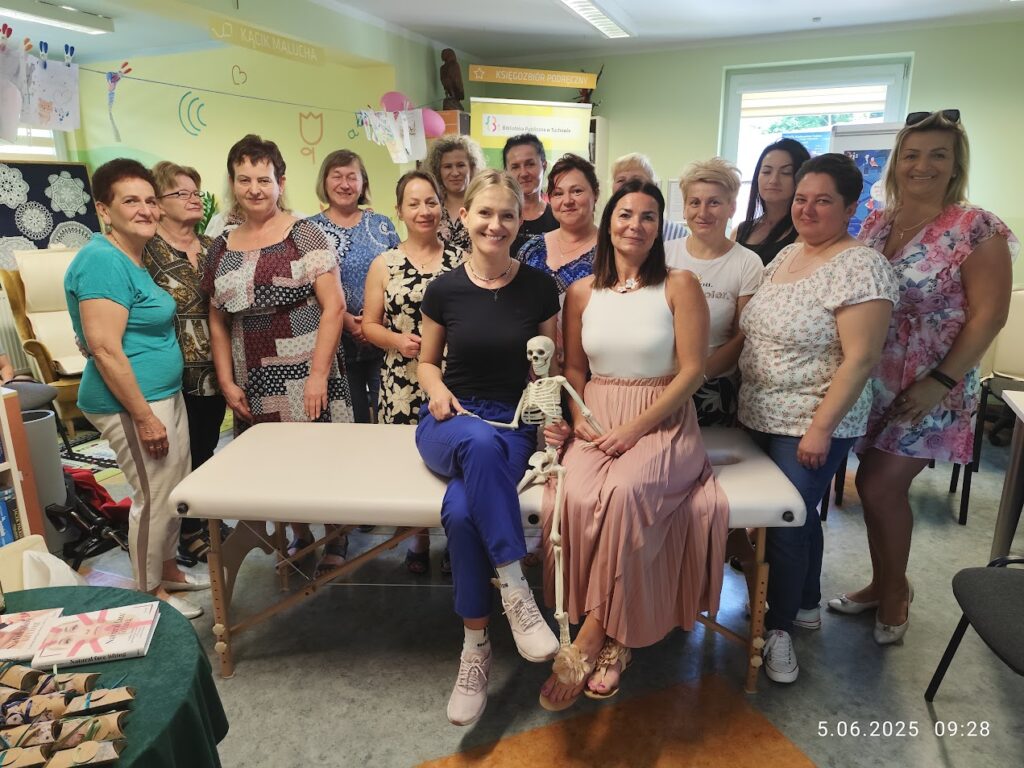 grupa kobiet w biblotece