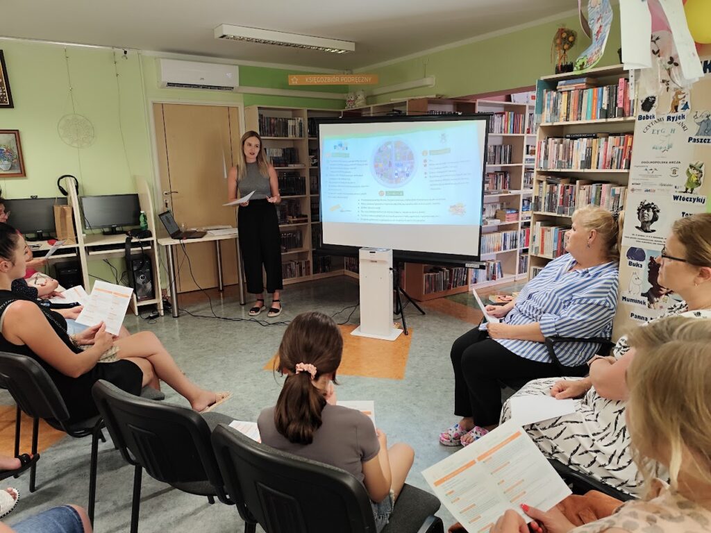 grupa kobiet w bibliotece