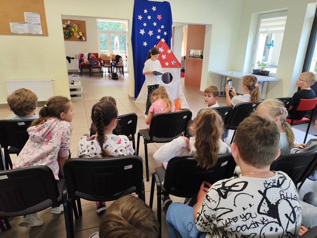 grupa dzieci podczas zabawy