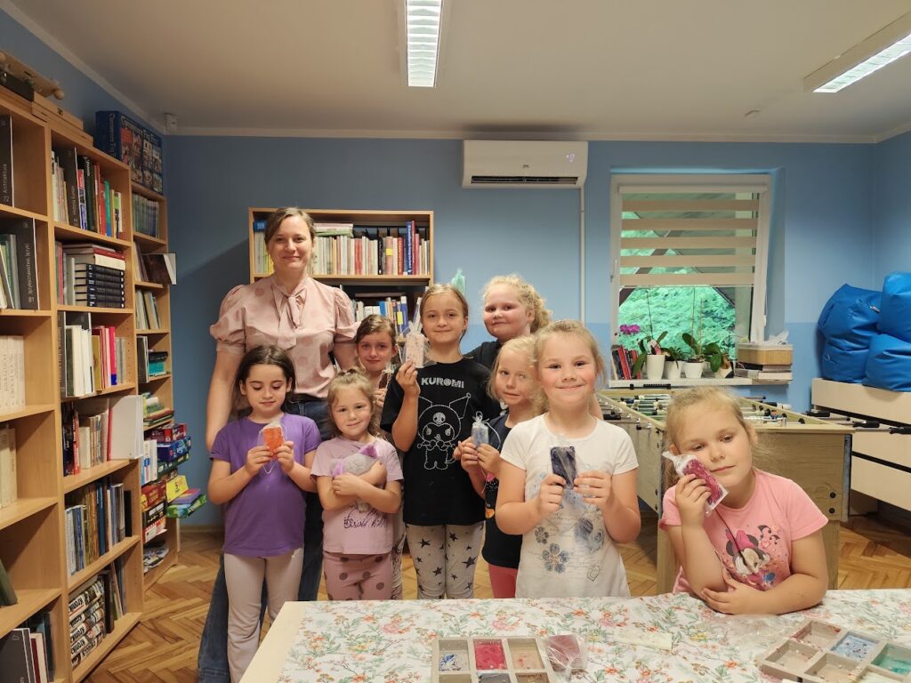 grupa dzieci w bibliotece
