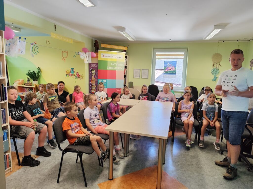 grupa dzieci w bibliotece