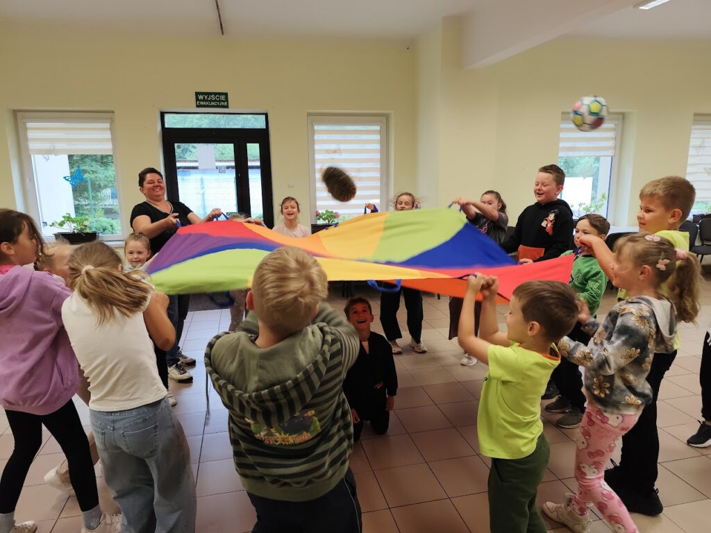 dzieci podczas zabawy z chustą
