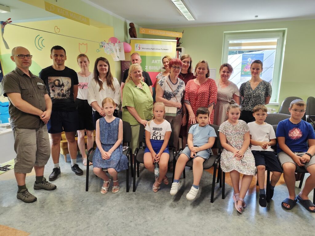 grupa osób w bibliotece