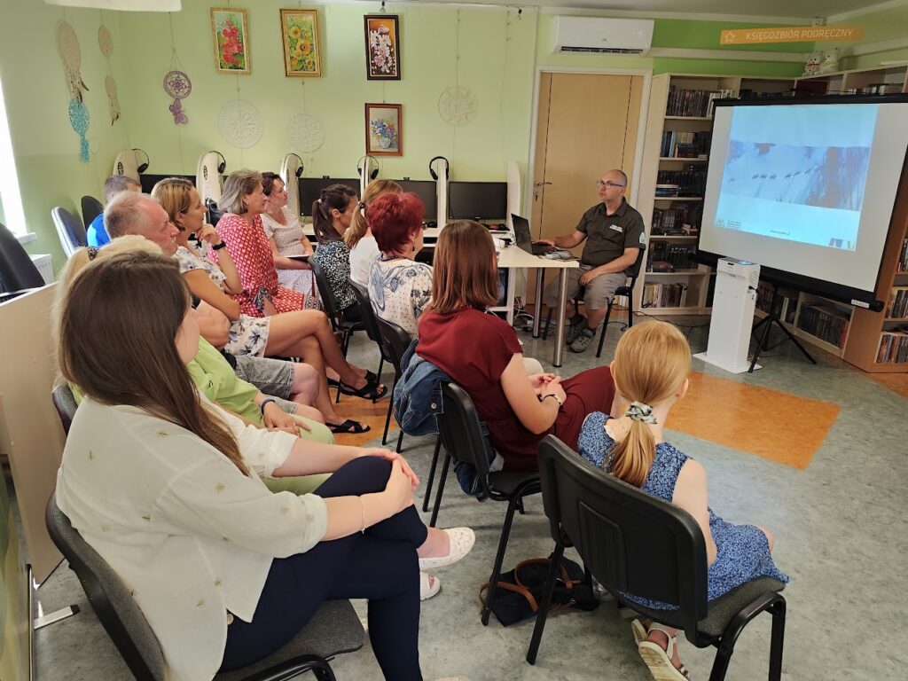 grupa osób w bibliotece