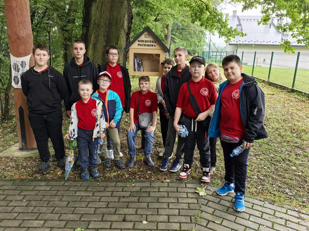 grupa osób w plenerze