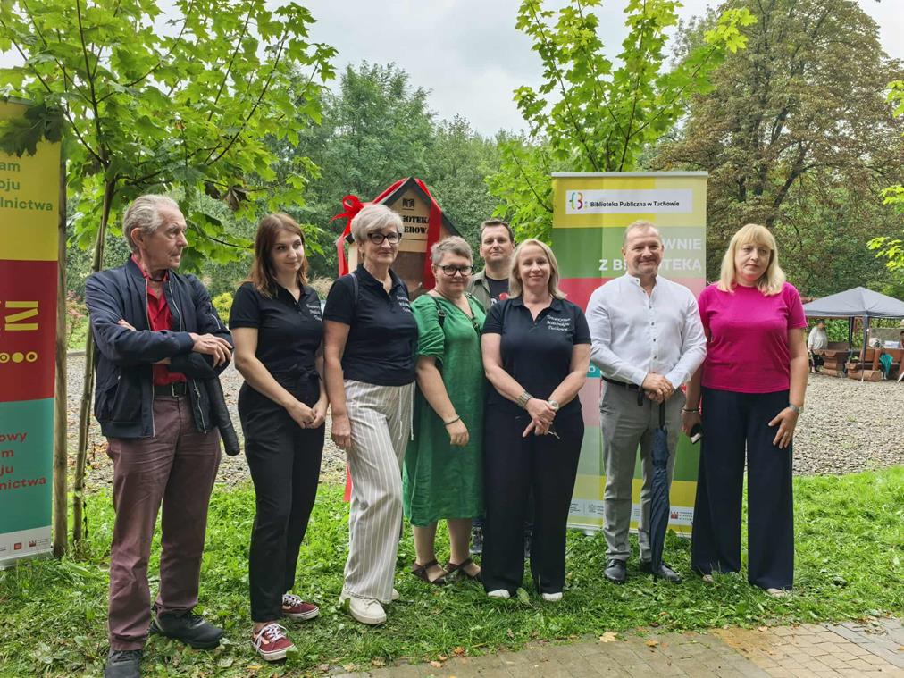 grupa osób w plenerze