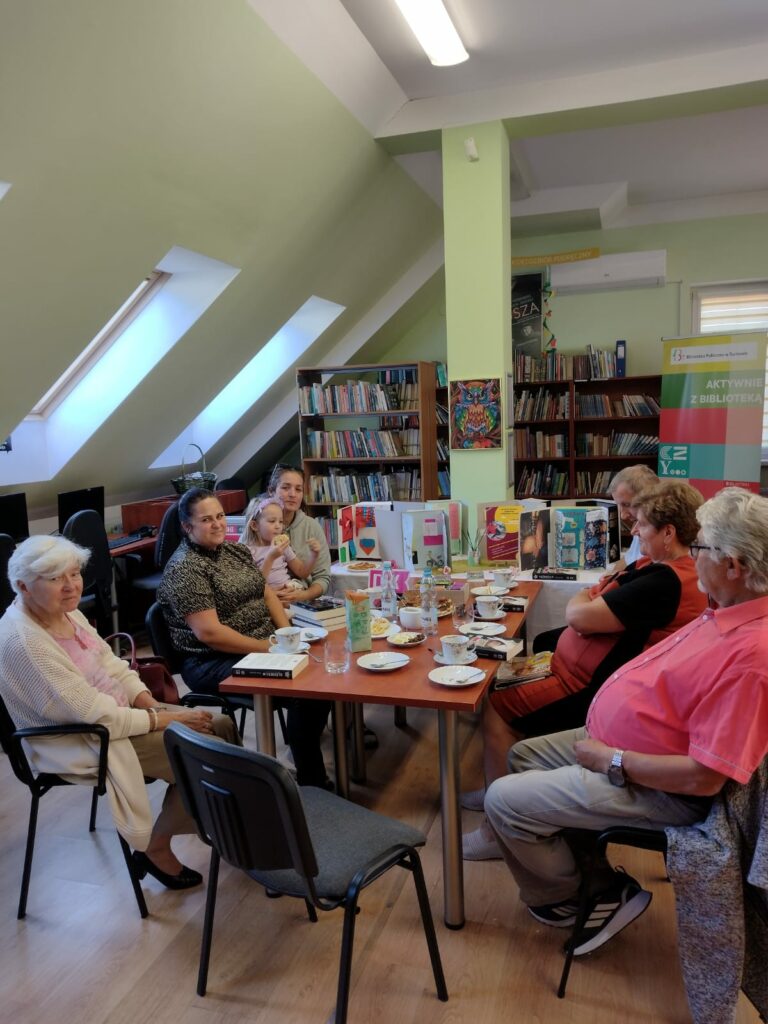 Klubowicze podczas rozmowy w bibliotece